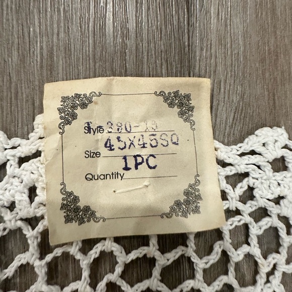 Elegant White Lace Tablecloth - Picture 5 of 9